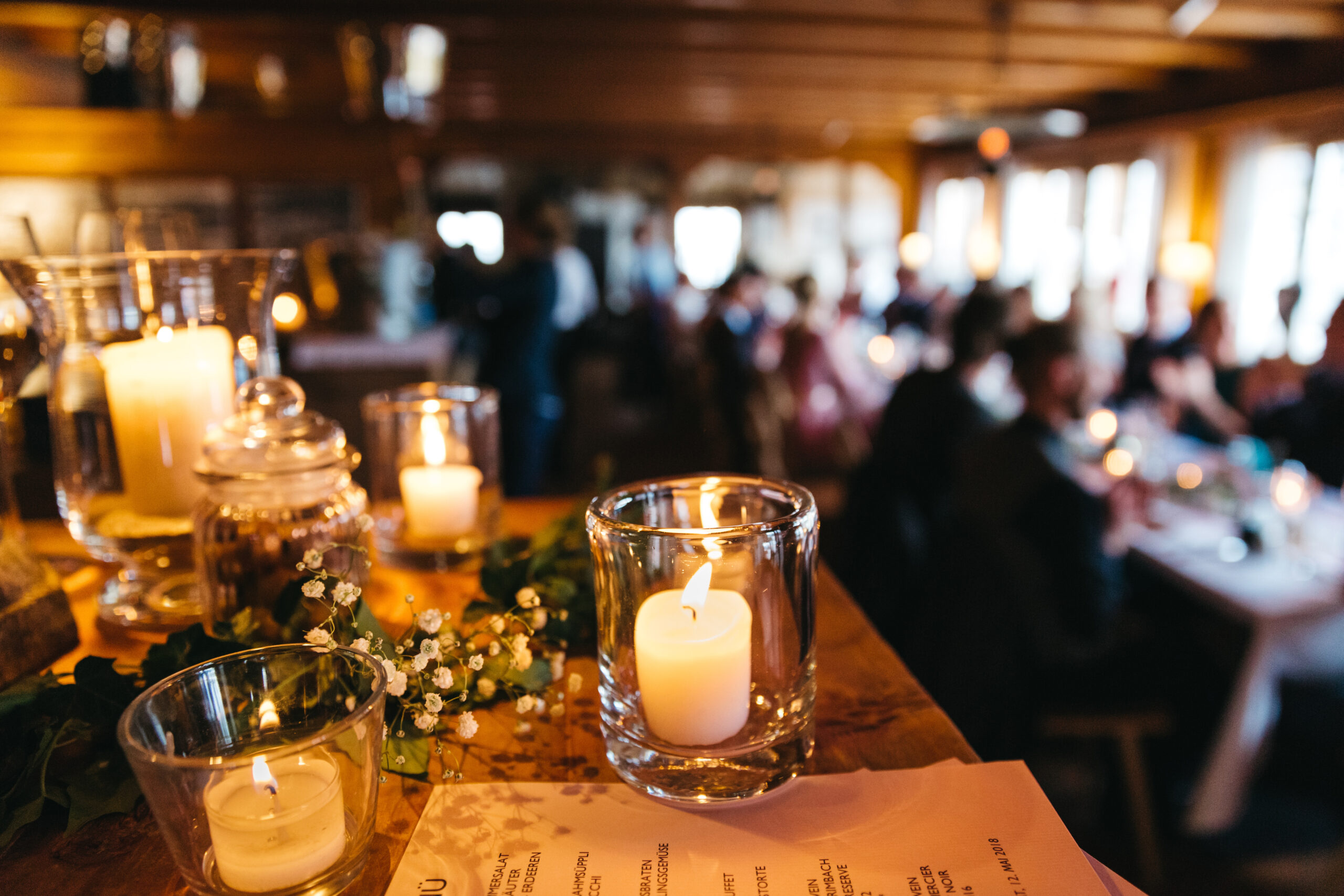 Stonowanie udekorowana sala restauracji przygotowana na przyjęcie pożegnalne